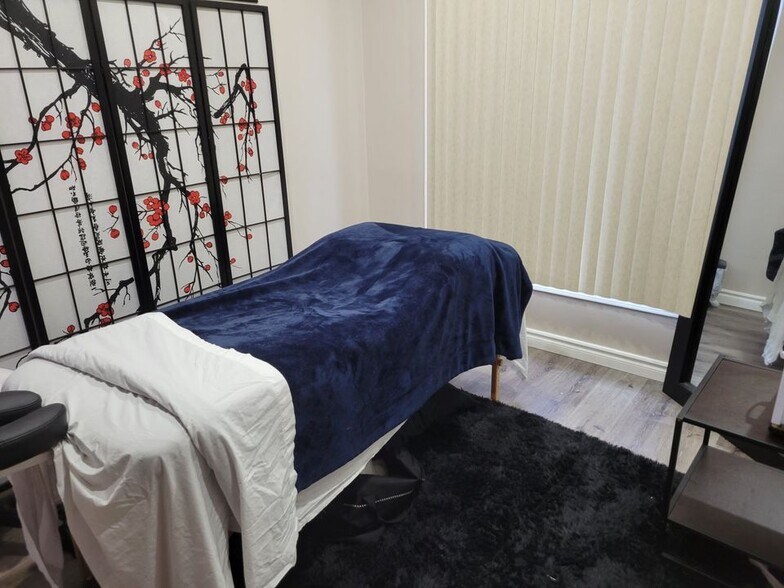 More Photos Of 410-420 N Service Rd E, Oakville Office For Lease