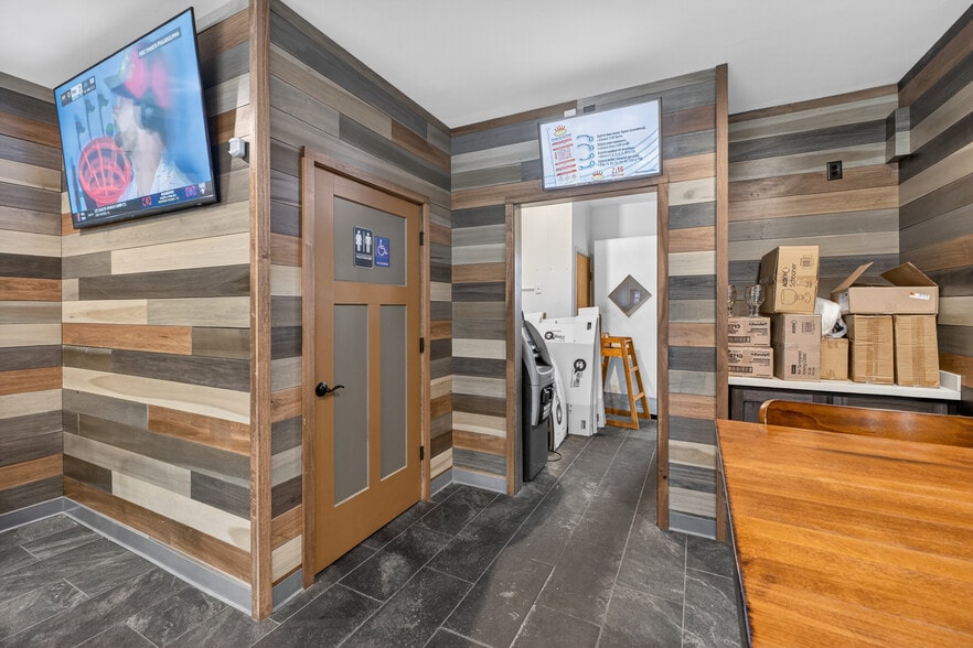 More Photos Of 8713 Gravois Rd, Saint Louis Restaurant For Sale