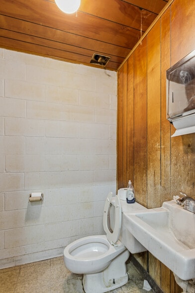 More Photos Of 77 Industrial Park Rd, Vernon Warehouse For Lease