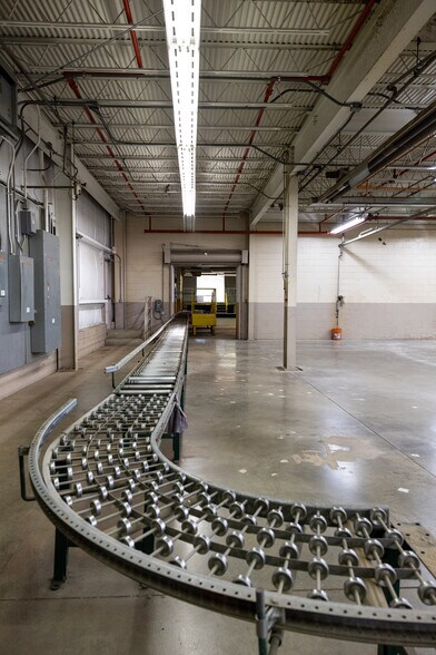 More Photos Of 246 E 4th St, Ashland Light Distribution For Sale