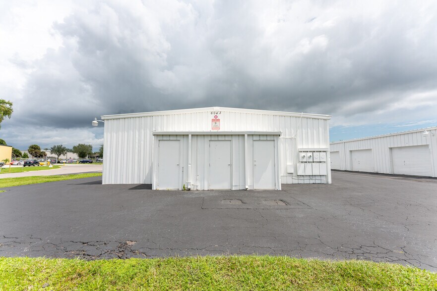 More Photos Of 6043 Deacon Rd, Sarasota Self Storage For Lease