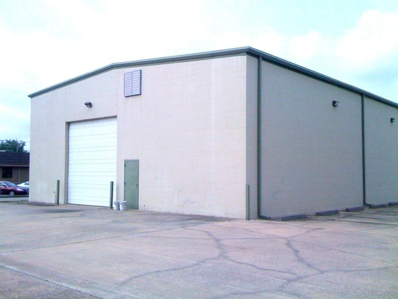 More Photos Of 1561 Live Oak St, Webster Warehouse For Lease