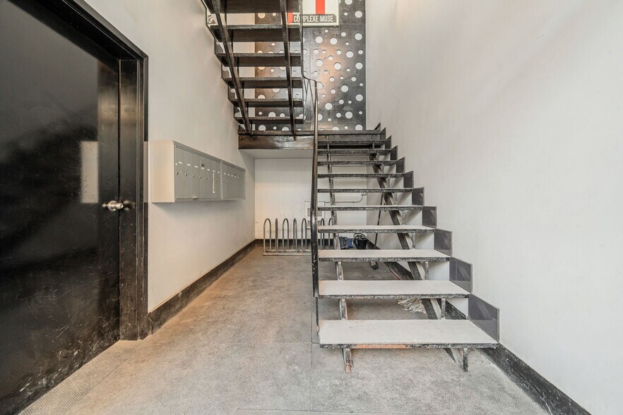 More Photos Of 465-485 Rue De Port-Royal O, Montréal Light Distribution For Lease