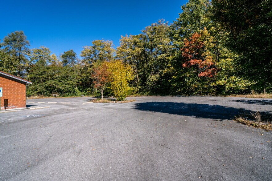 More Photos Of 2323 W Main St, Waynesboro General Retail For Sale