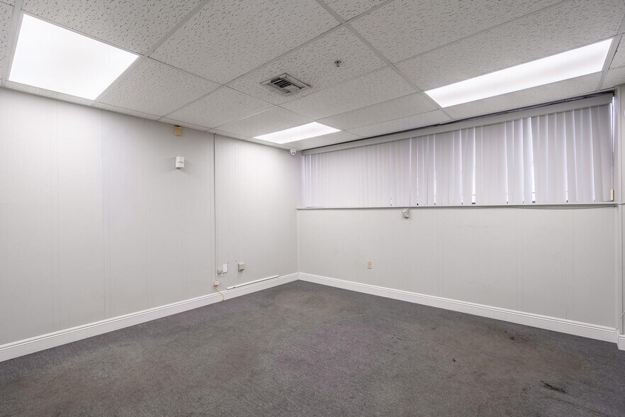More Photos Of 9665 NW 13th St, Doral Warehouse For Lease