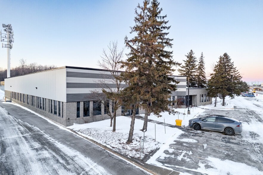 Primary Photo Of 1875-1905 Boul Lionel-Bertrand, Boisbriand Light Manufacturing For Lease