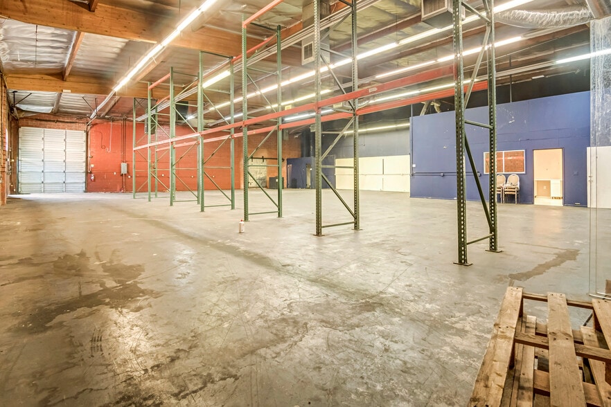 More Photos Of 13333-13345 Saticoy St, North Hollywood Warehouse For Lease