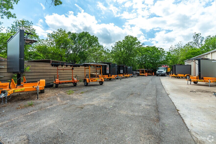 More Photos Of 2333-2337 Delante St, Haltom City Warehouse For Sale