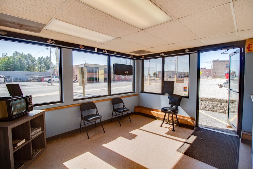 More Photos Of 808 E Broadway, Alton Specialty For Sale