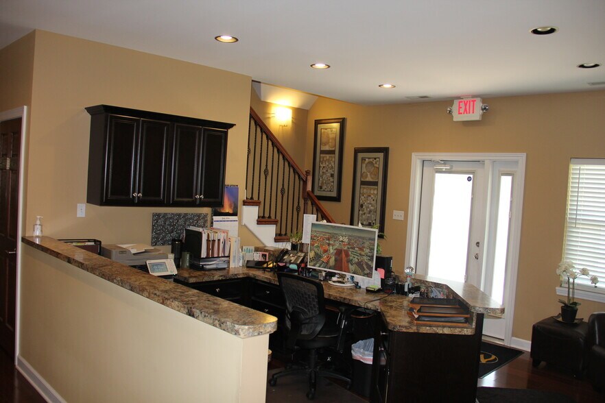 More Photos Of 15-17 Scrementi Ln, Steger Office For Sale