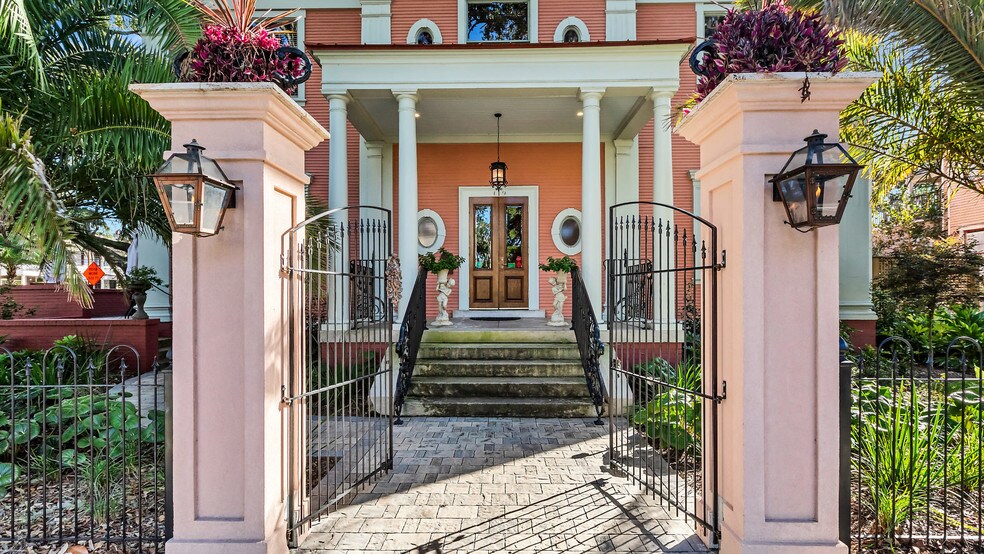 More Photos Of 119 E 37th St, Savannah Restaurant For Sale