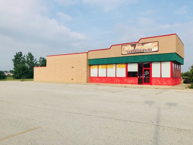 More Photos Of 855 W Cook St, Manteno Restaurant For Sale