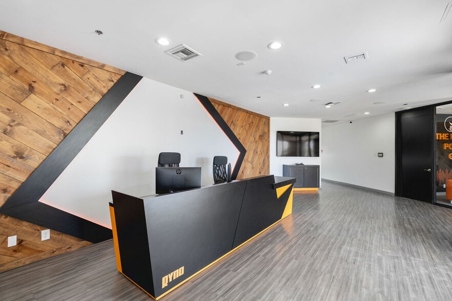 More Photos Of 15600-15650 N Black Canyon Hwy, Phoenix Office For Sale