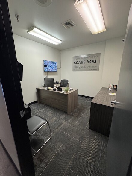 More Photos Of 2906 E Coronado St, Anaheim Warehouse For Lease