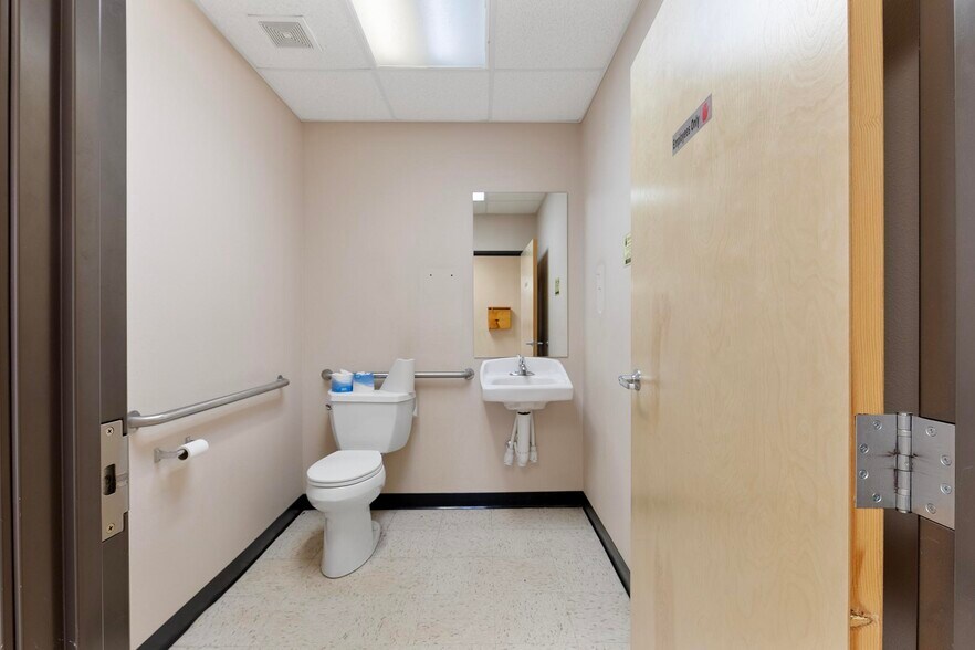 More Photos Of 327 E Airport Dr, Carthage Medical For Sale