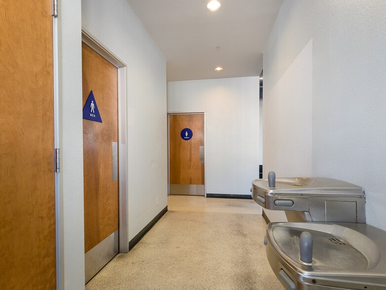 More Photos Of 4005 Highland Ave, Manhattan Beach Storefront Retail Office For Lease