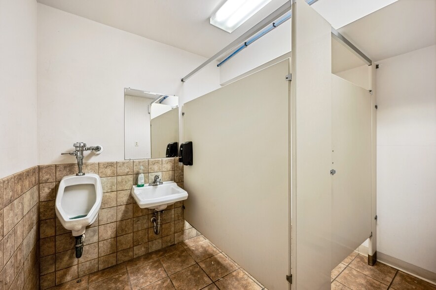 More Photos Of 207 Hawthorne Ave, Saint Joseph Warehouse For Sale