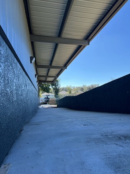 More Photos Of 2581 FL-60, Valrico Warehouse For Lease