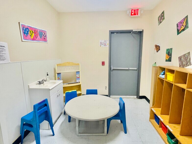 More Photos Of 7338 McHenry St, Houston Storefront Retail Office For Sale