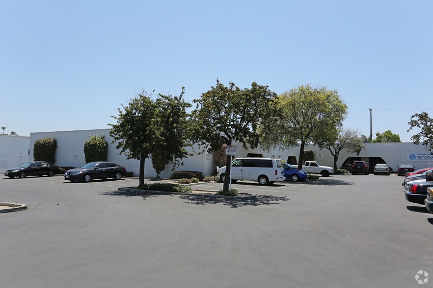 More Photos Of 2165 S DuPont Dr, Anaheim Warehouse For Lease