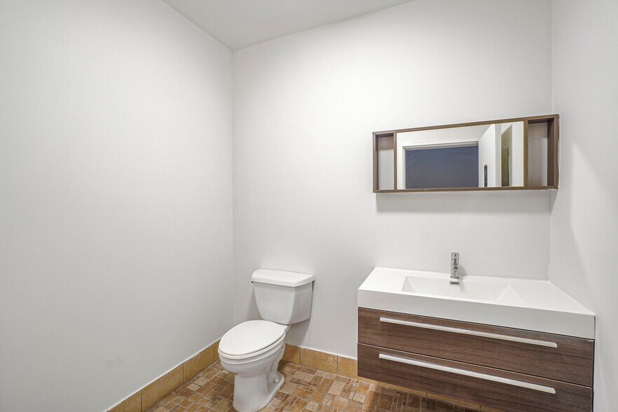 More Photos Of 6529 Boul Saint Laurent, Montréal General Retail For Lease