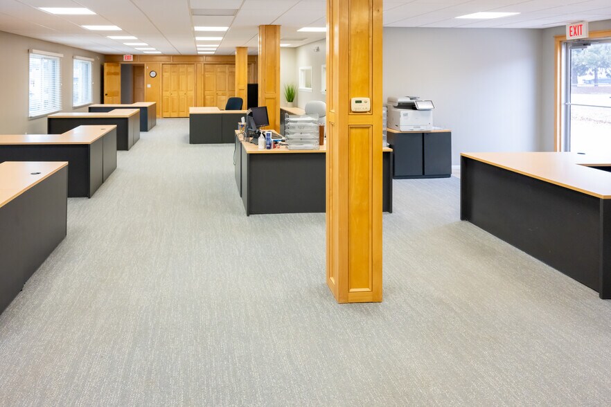 More Photos Of 1908 Grand Ave, West Des Moines Office For Lease