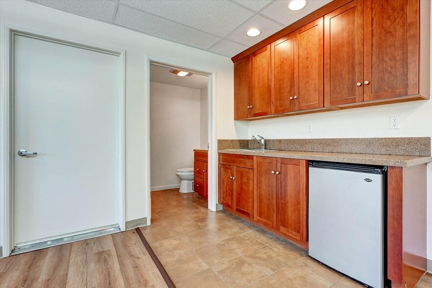 More Photos Of 7448 Deering Ave, Canoga Park Industrial For Sale