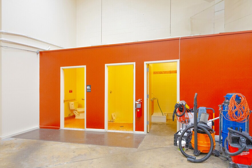 More Photos Of 202-206 Pegasus Ave, Northvale Warehouse For Lease