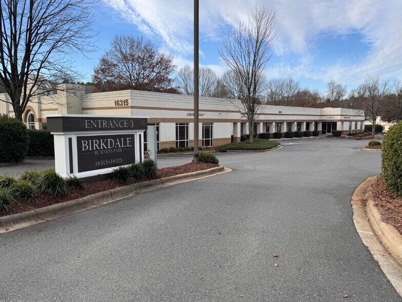 Primary Photo Of 16315 Northcross Dr, Huntersville Medical For Lease
