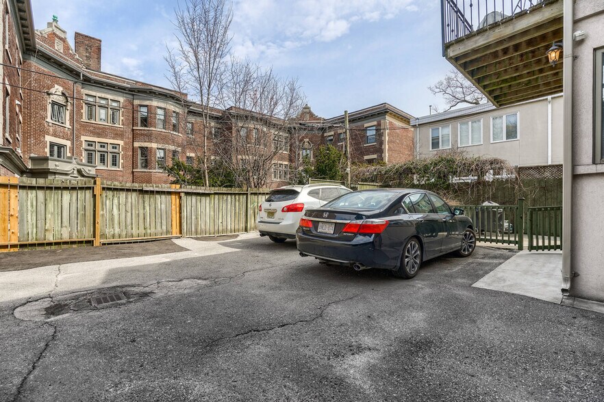 More Photos Of 4 Oriole Gdns, Toronto Apartments For Sale