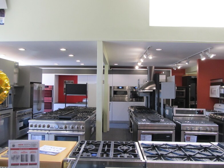 More Photos Of 2524 Shattuck Ave, Berkeley Storefront For Lease