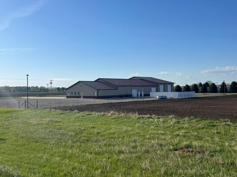 More Photos Of 1303 N 56th St, Clear Lake Industrial For Sale
