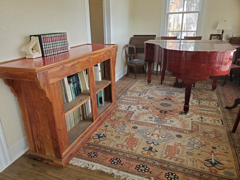 More Photos Of 122 W Seguin St, Marion Freestanding For Lease