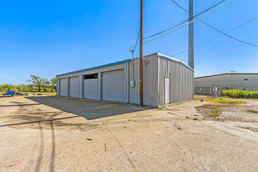 More Photos Of 5878 W US Highway 80, Terrell Showroom For Sale