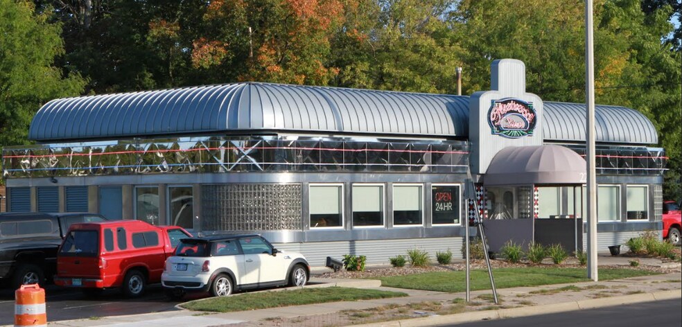 More Photos Of 2211 S Cedar St, Lansing Restaurant For Sale
