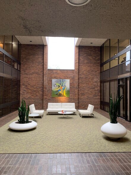 More Photos Of 838 W Long Lake Rd, Bloomfield Hills Office For Lease