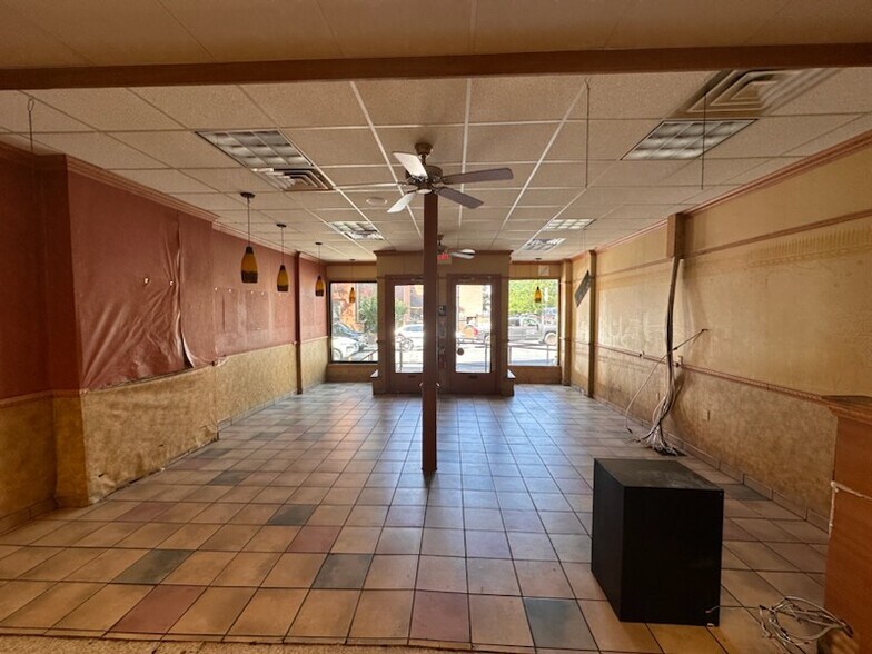More Photos Of 217 N Queen St, Lancaster Storefront Retail Residential For Lease