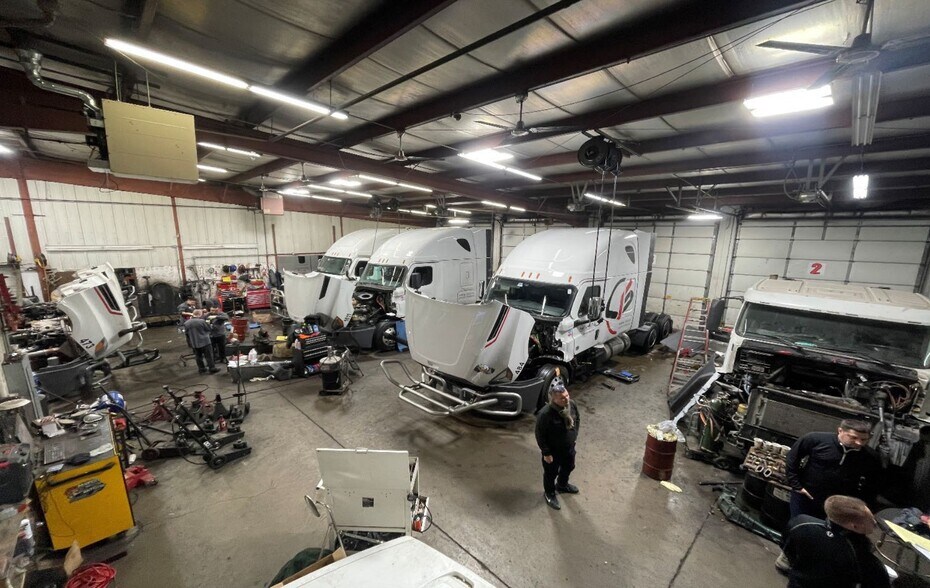 More Photos Of 8 Prosper Ct, Lake In The Hills Truck Terminal For Lease