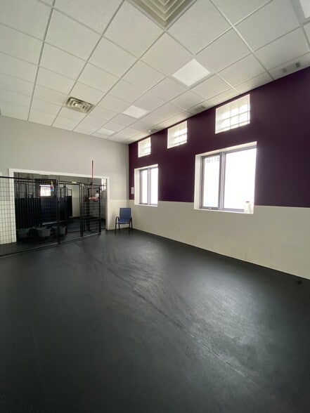 More Photos Of 703 Childs St, Wheaton Veterinarian Kennel For Lease