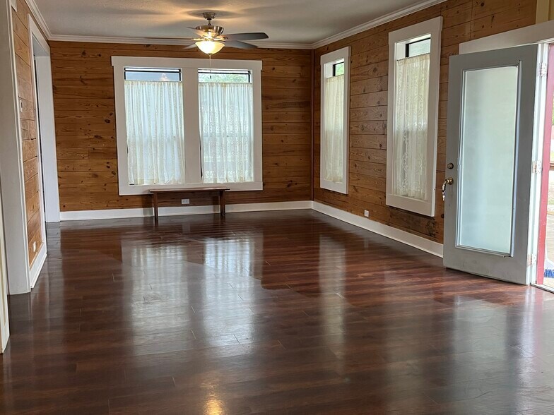 More Photos Of 1600 S Ford St, Llano Storefront Retail Office For Sale