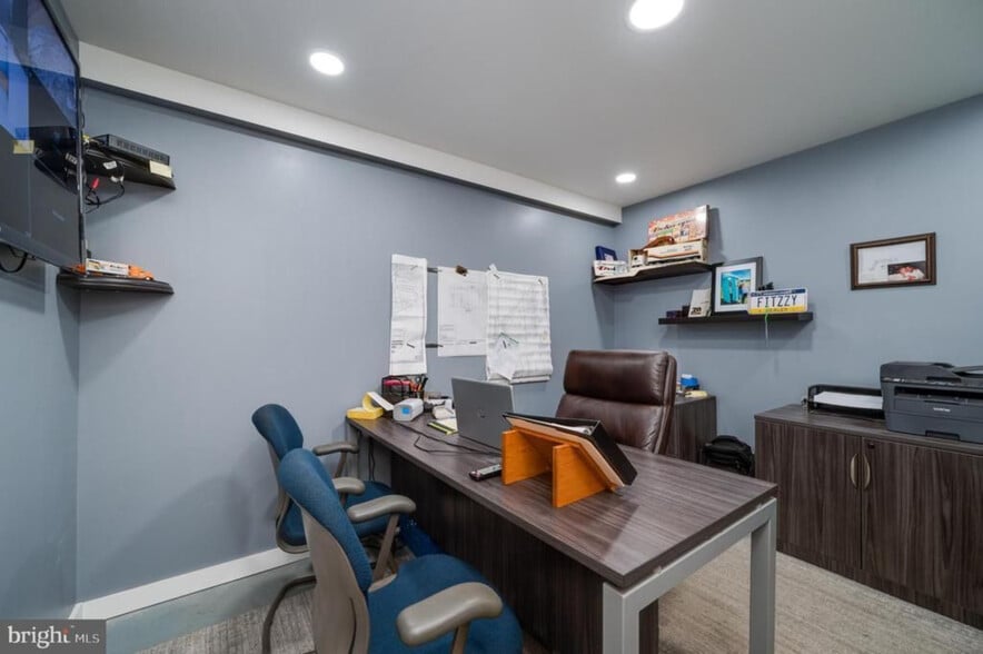 More Photos Of 519 Main St, Blandon Flex For Sale