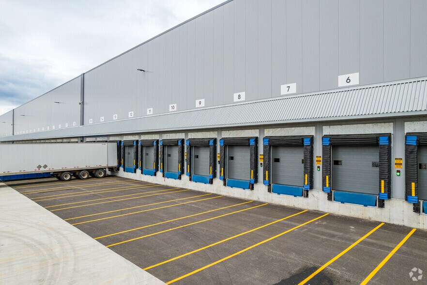 More Photos Of 131 Boul Montcalm N, Candiac Warehouse For Lease