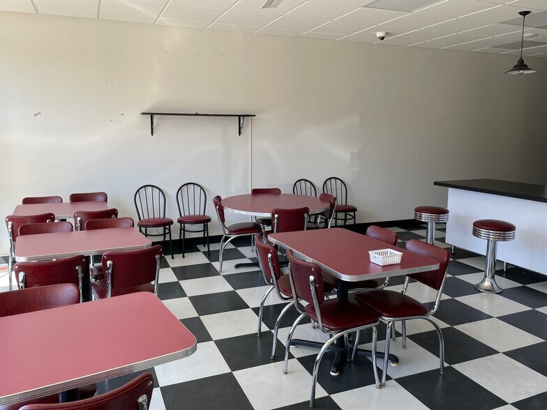 More Photos Of 667 Prentice St, Granite Falls Storefront For Sale