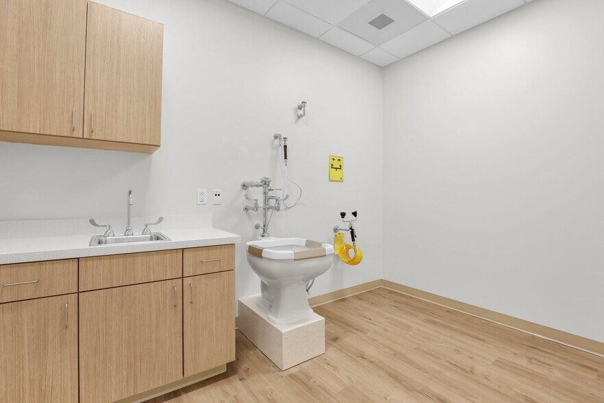 More Photos Of Memorial Health Medical Campus, Metts Dr, Savannah Medical For Lease