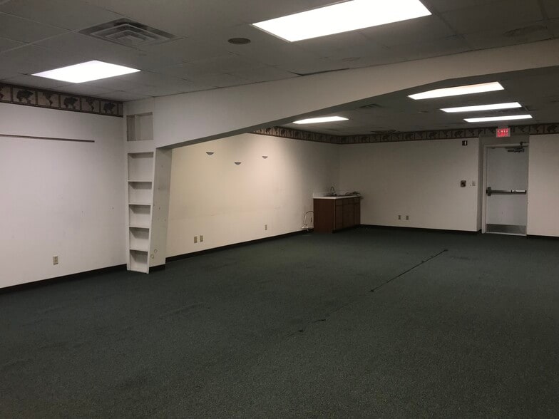 More Photos Of 1141 Cochran Hwy, Eastman Showroom For Sale