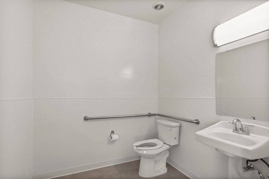 More Photos Of 22808 Lockness Ave, Torrance Warehouse For Lease