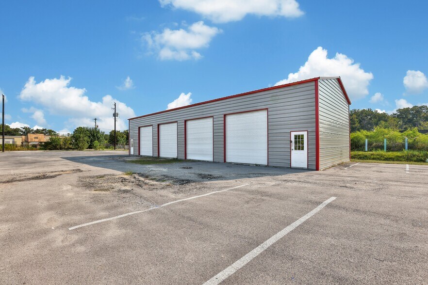 More Photos Of 5939 Albert Dr, Humble Light Distribution For Sale