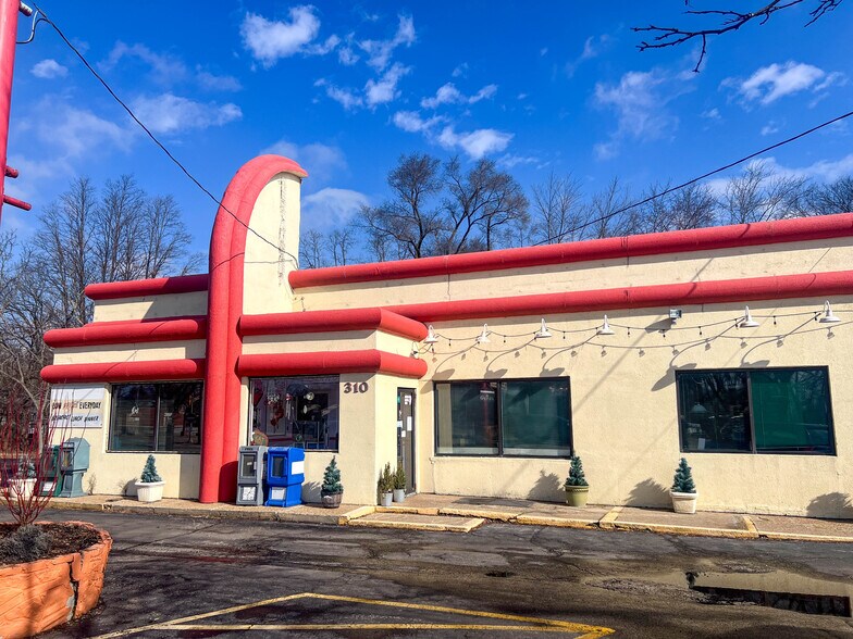 Primary Photo Of 310 E State Rd, Island Lake Restaurant For Sale