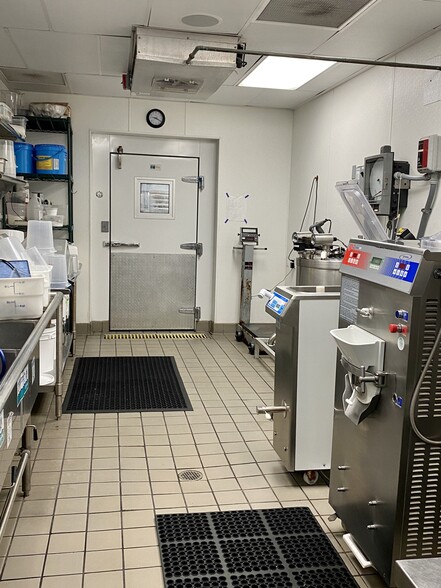 More Photos Of 826 Pico Blvd, Santa Monica Storefront For Sale