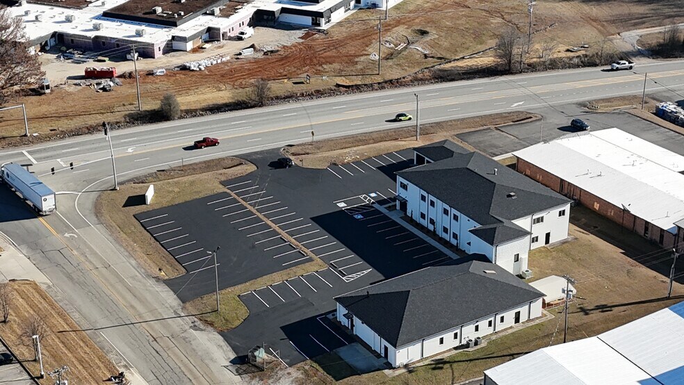 More Photos Of 1221 S Willow Ave, Cookeville Office For Sale